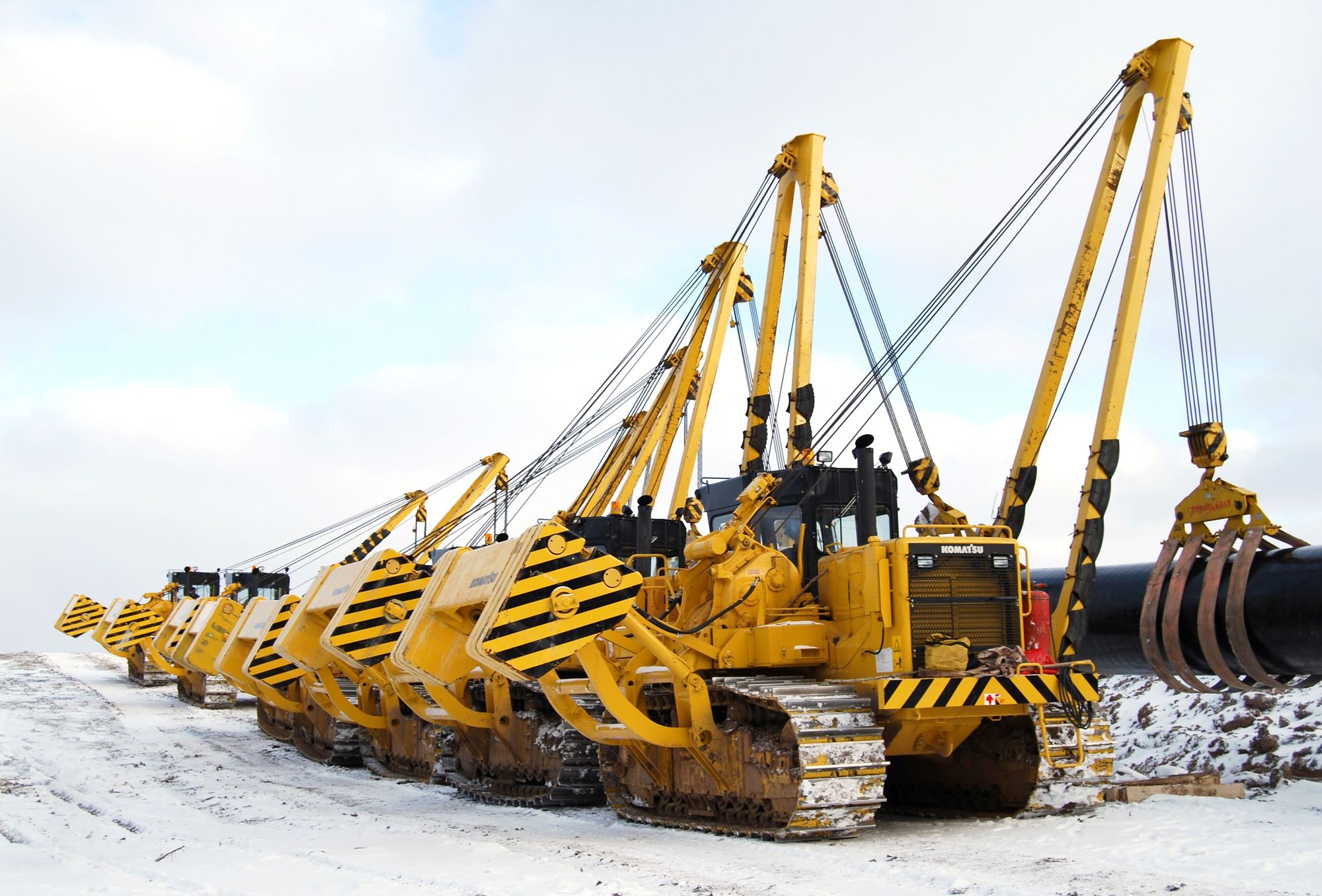 Супергерой: трубоукладчик Komatsu