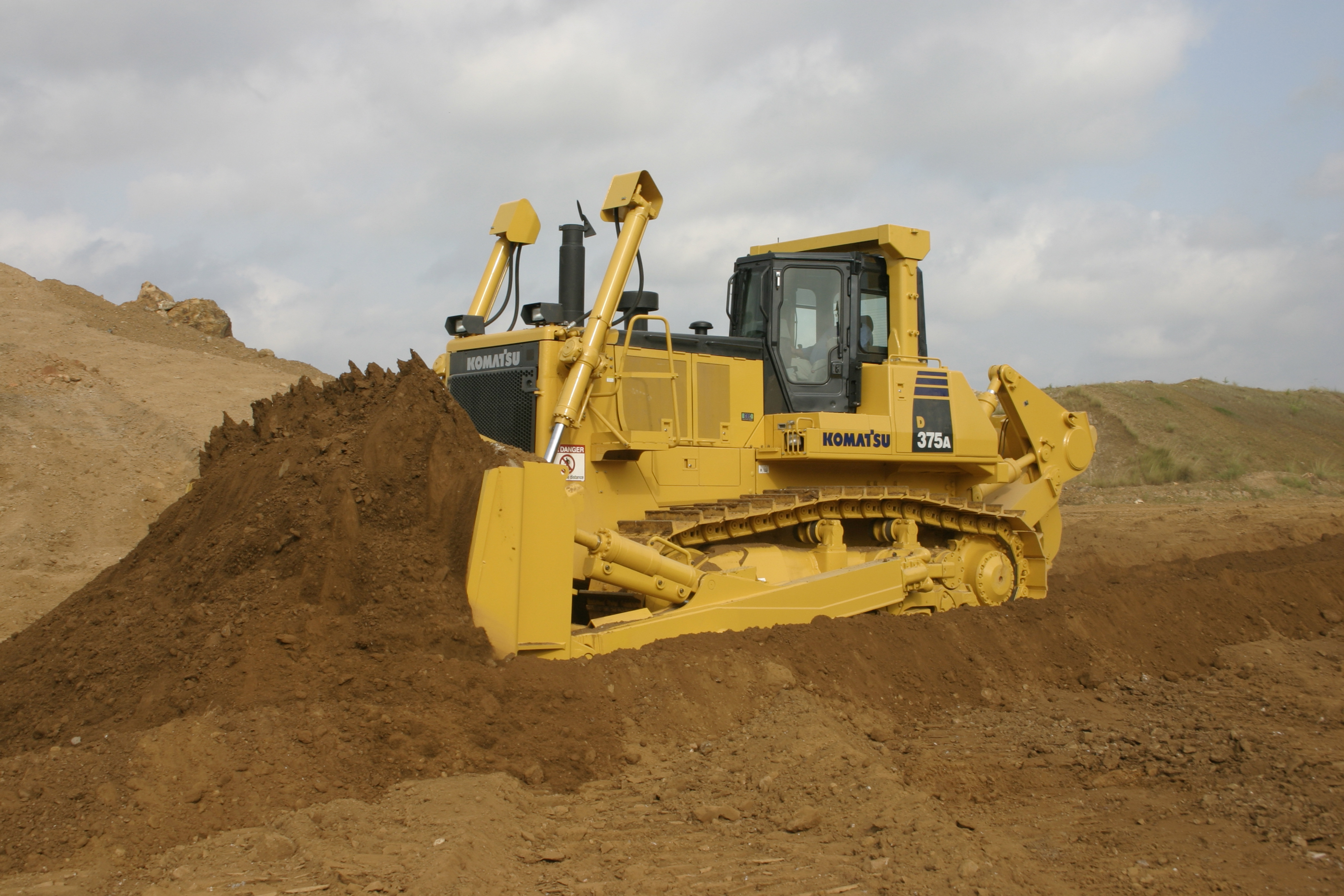 Почему бульдозеры Komatsu не боятся больших объемов грунта?