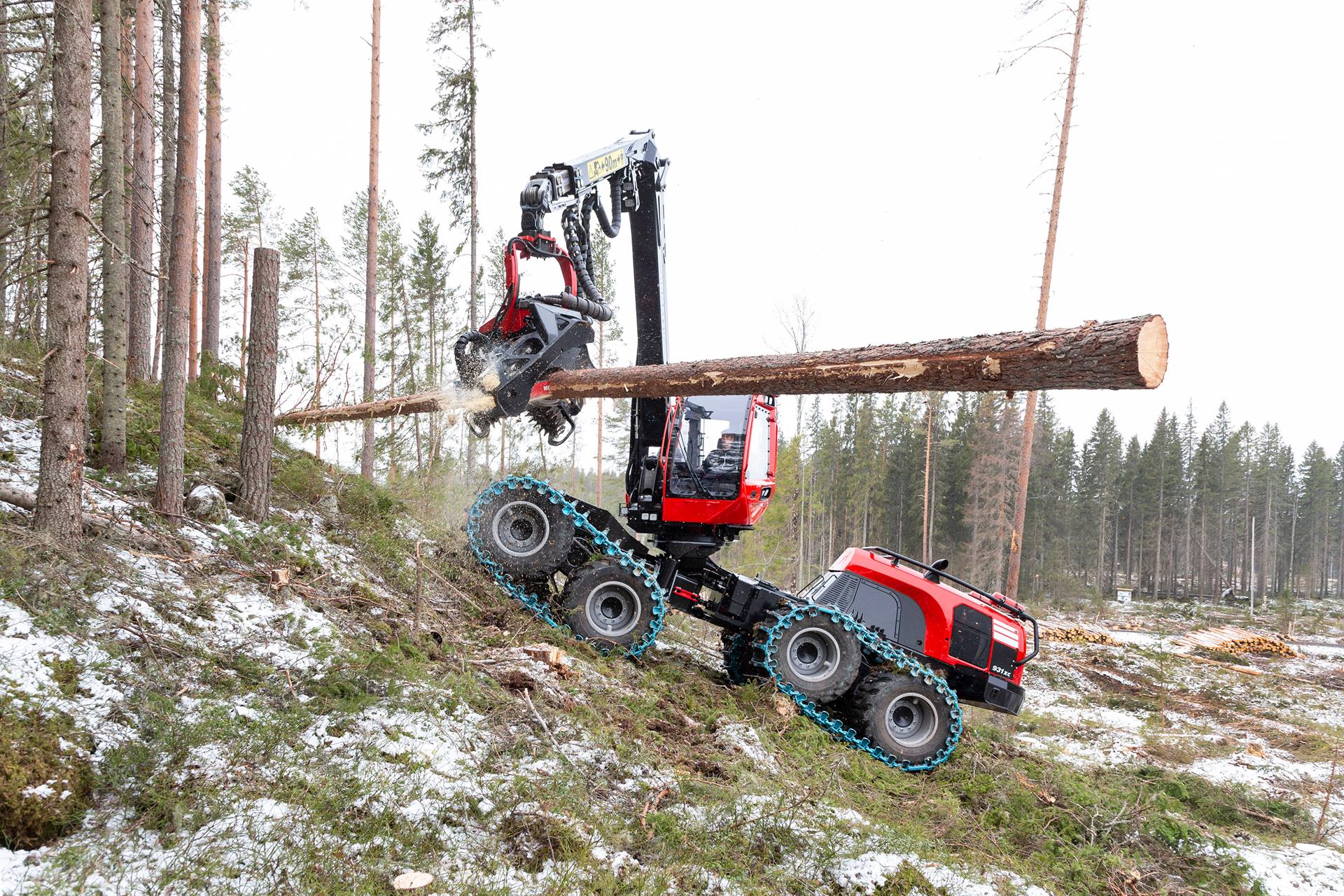 Обзор Komatsu 931ХС – спецтехника с высокой проходимостью для валки леса