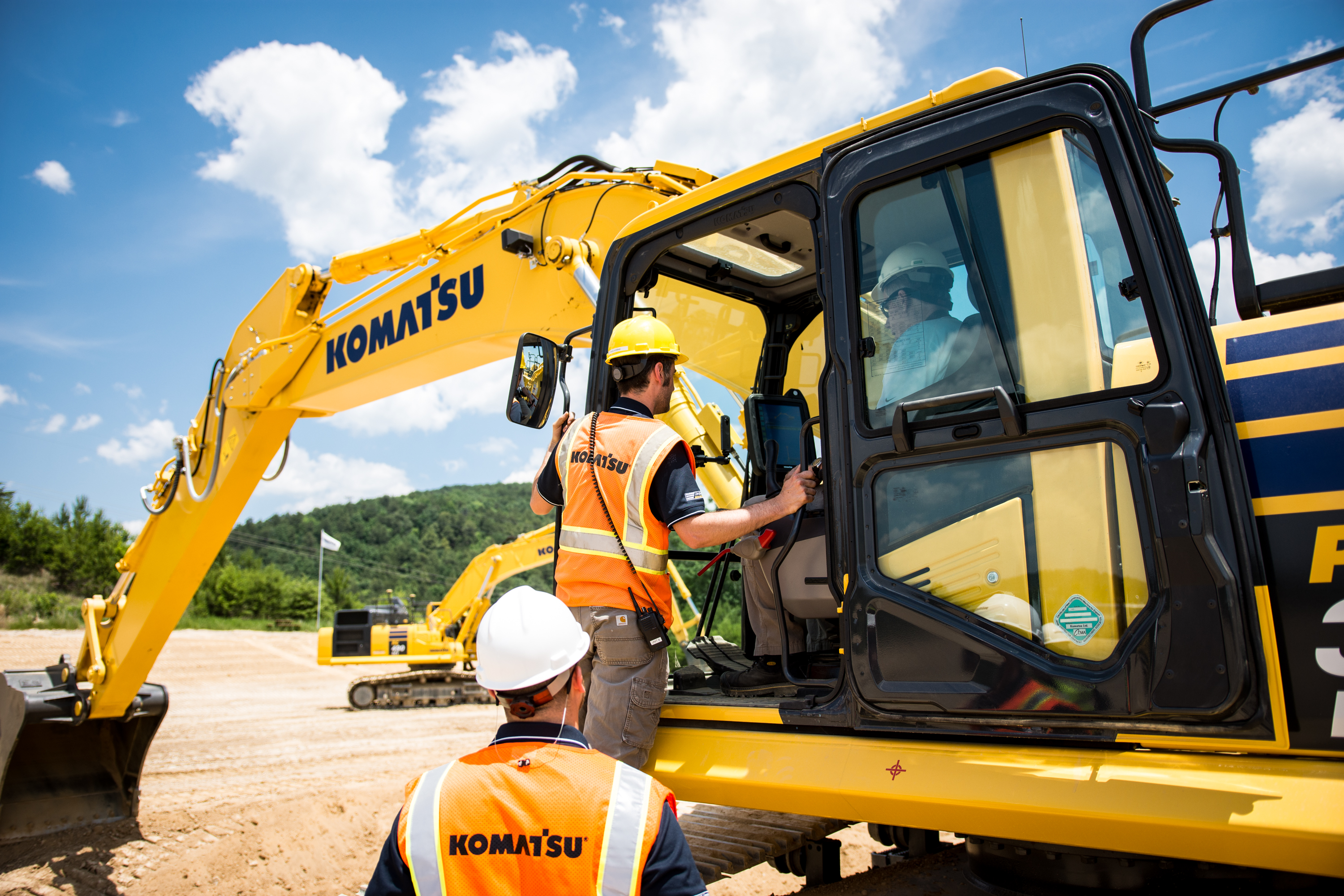 Ремонт спецтехники. Сервис строительной техники. Спецтехника Komatsu. Сервис обслуживание спецтехники. Механик строительной техники.