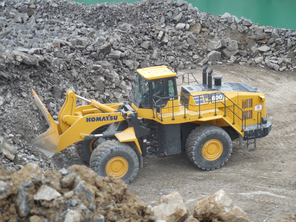 Супергерой: фронтальный погрузчик Komatsu