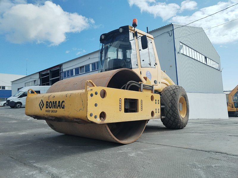 Грунтовый каток Bomag BW 215 D-40