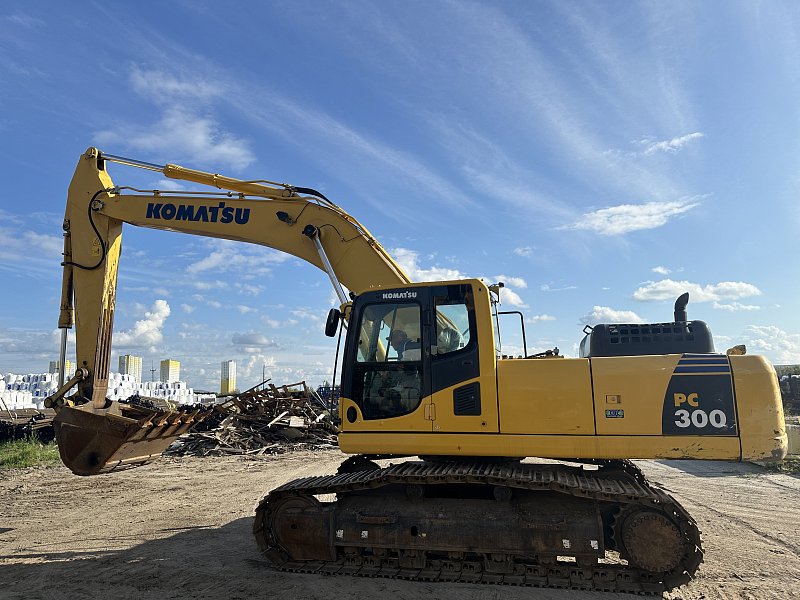 Гусеничный экскаватор Komatsu PC300-8M0 (Y301663)